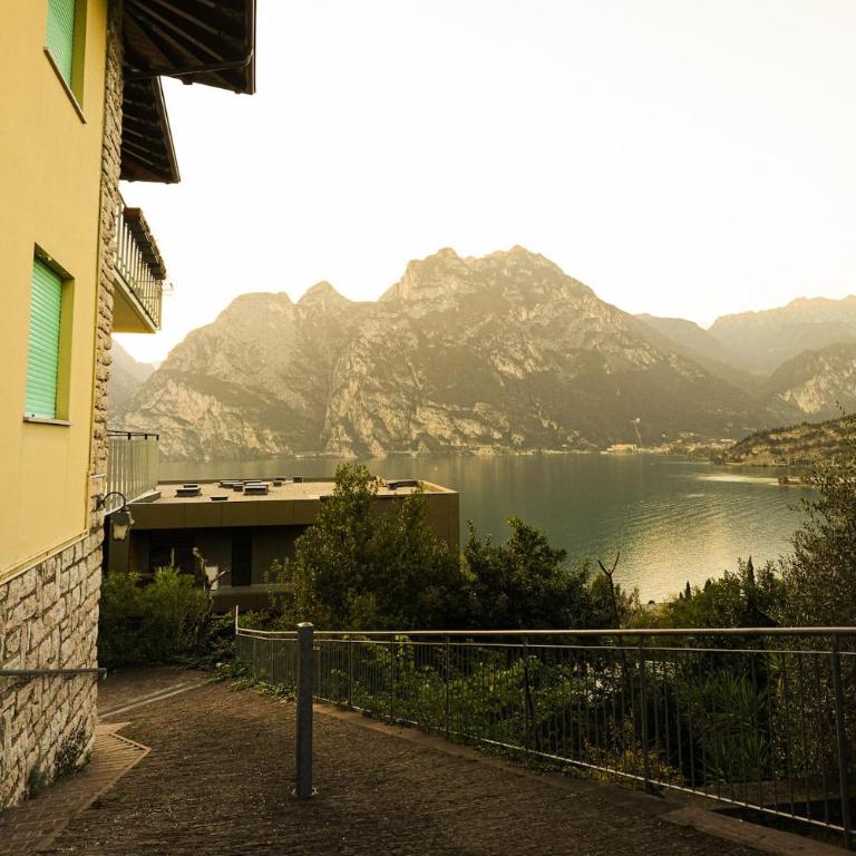 Panoramic Lake View Apartment - One-Bedroom Apartment - 26