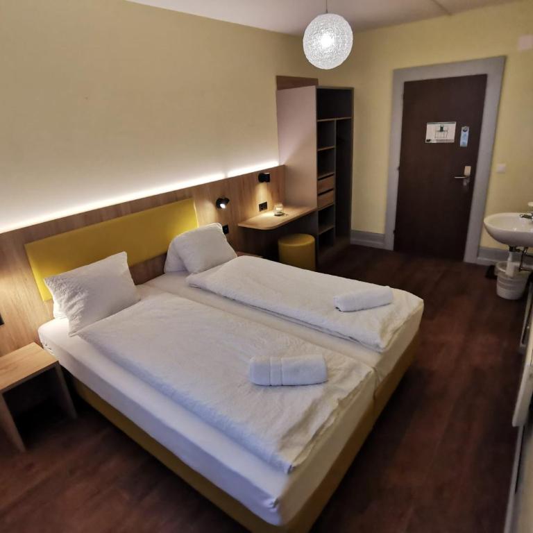 Budget Waldhotel - shared bathrooms - Doppelzimmer mit Gemeinschaftsbad - 2