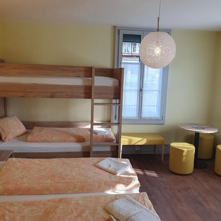 Budget Waldhotel - shared bathrooms - Quadruple Family Room with Shared Bathroom - 3