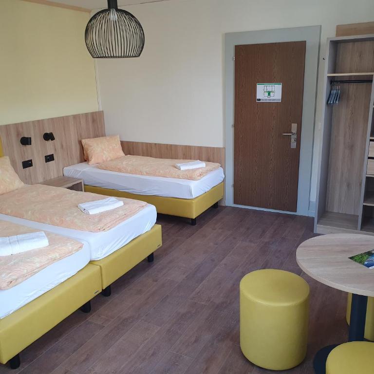 Budget Waldhotel - shared bathrooms - Quadruple Family Room with Shared Bathroom - 2
