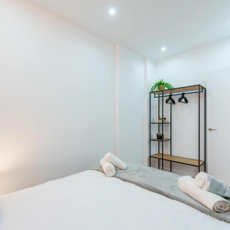 Stylish 3BD with Rooftop Jacuzzi - Las Artes - Apartment - 14