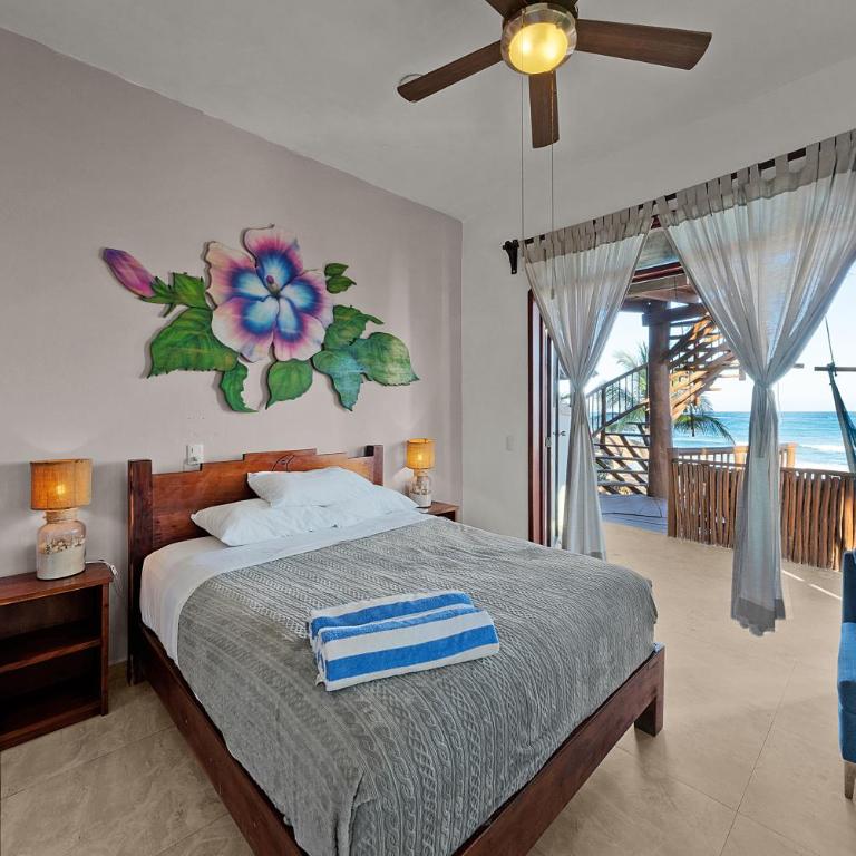 Playa Canek Beachfront Eco Hotel - Habitación Superior frente a la playa con cama extragrande y balcón - 3