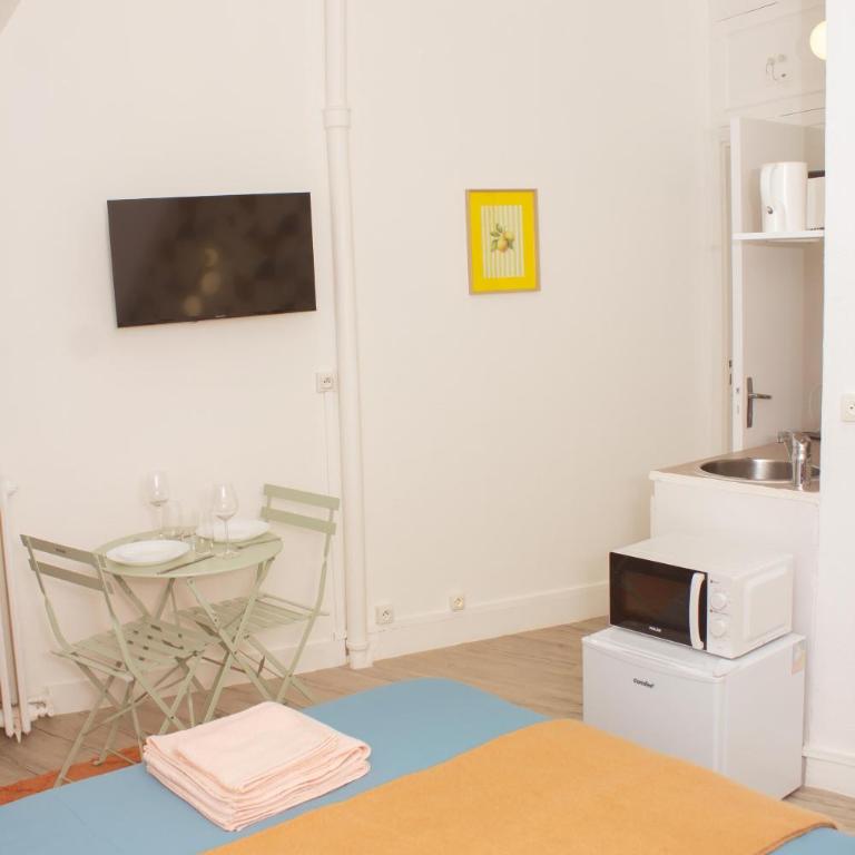 Place équipe au Coeur de Paris avec Vue sur l'Arc de Triomphe et la Tour Eiffel - Chambre Double avec Salle de Bains Privative - 13