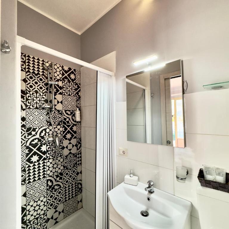 Taorminas Sun Central Boutique Guesthouse & Suites - Camera Queen con Vista Giardino - 9