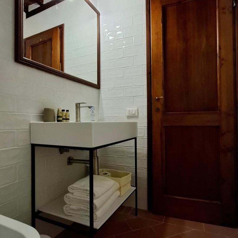 Aurora Suite, in the historic centre, very short walk to all sites, AC bedrooom with in-room BTH, 2nd floor - Appartamento con 1 Camera da Letto - 24