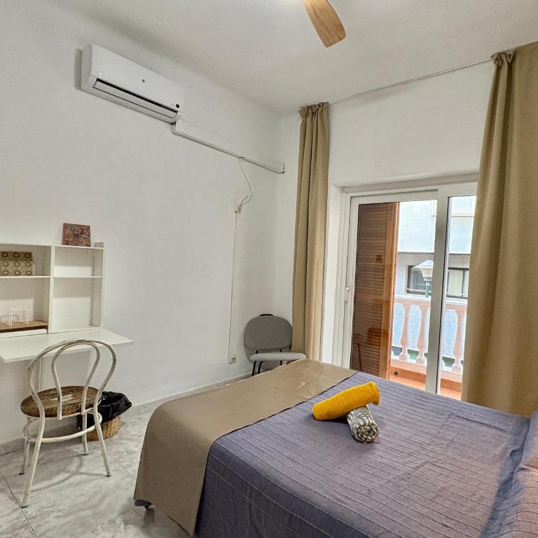 Habitación en Calle Molino - Double Room with Balcony and Shared Bathroom - 2