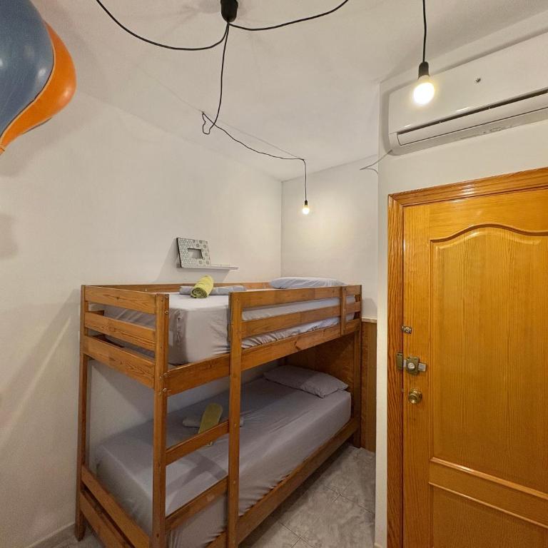 Habitación en Calle Molino - Twin Room with Bunk Beds and Shared Bathroom - 3