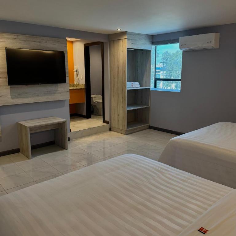Hangar Inn TJ - Aeropuerto - Deluxe Queen Room with Two Queen Beds - 3