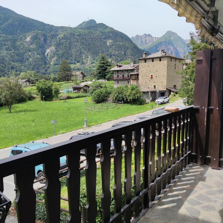 Sun & Relaxation La Tour - One-Bedroom Apartment with Balcony and Mountain View - 12