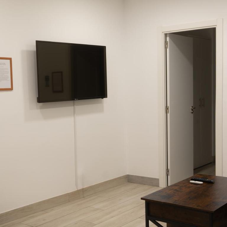 Only for Women Hostel Madrid-Sol - Bed in 6-Bed Female Dormitory Room - 12