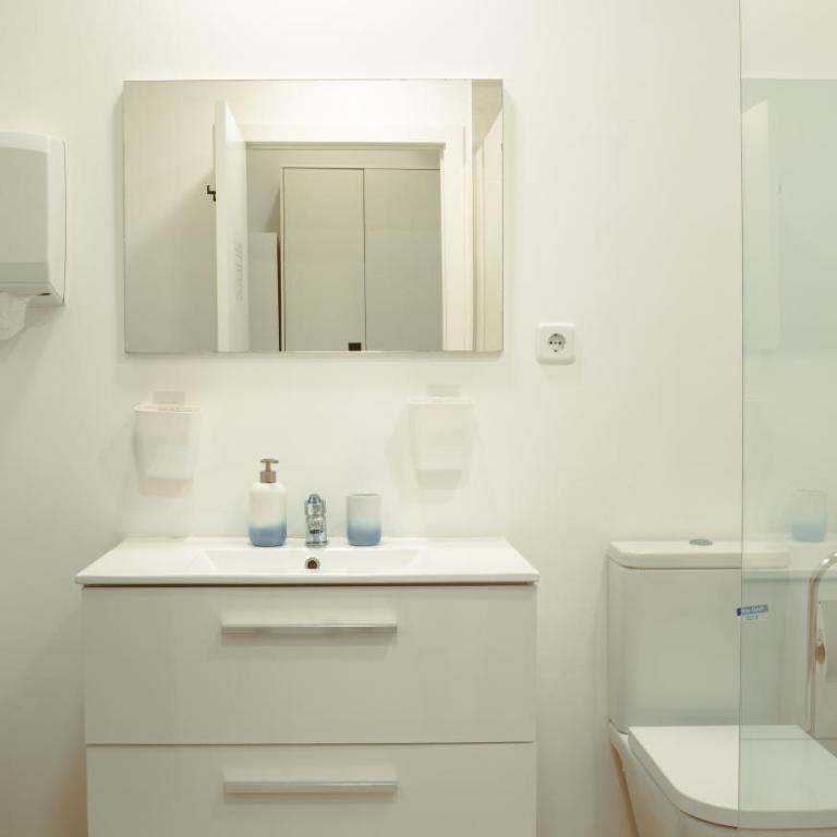 Only for Women Hostel Madrid-Sol - Bed in 6-Bed Female Dormitory Room - 5