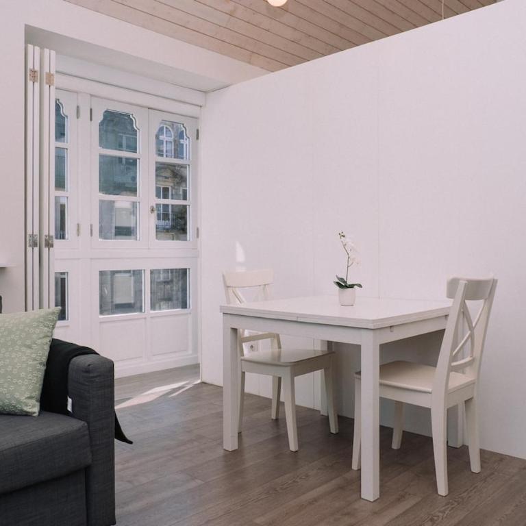 Ático con luz y brillo en Vigo by CABANA Rentals - Apartamento de 1 Dormitorio con balcón y vistas a la ciudad - 2