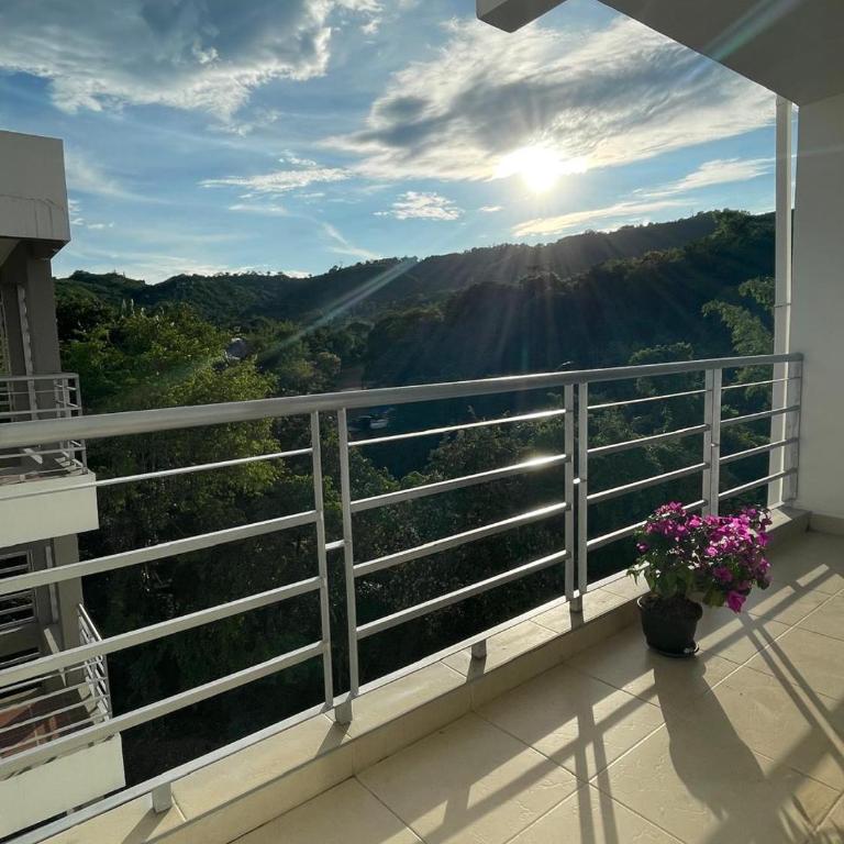 Disfruta apartamento central en Anapoima - Apartamento de 3 dormitorios con vistas - 2
