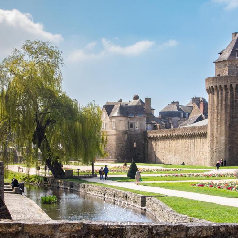 Les Remparts - 250 m from port - WiFi - Parking - Calme - Two-Bedroom Apartment - 35