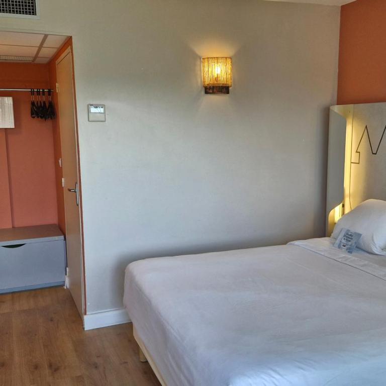 Kyriad Carcassonne - Aéroport - Twin Room with free spa access - 1