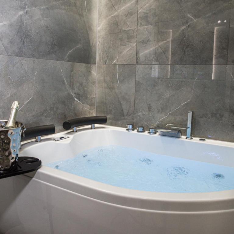 Karma6Rooms - in Sicilia nel centro di Catania - King Room with Spa Bath - 15