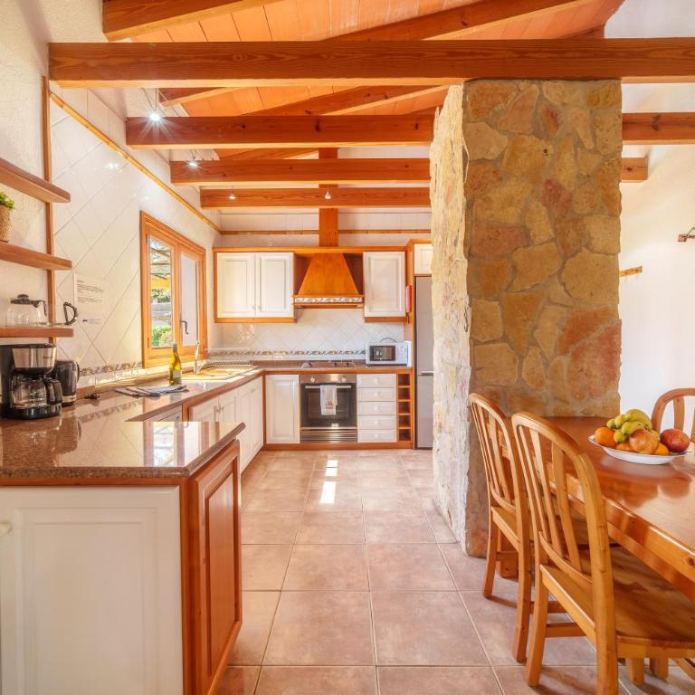 Villa Can Patriarca with Pool, Garden, Mountain Views, ideal for Families - Casa de 4 dormitorios - 25
