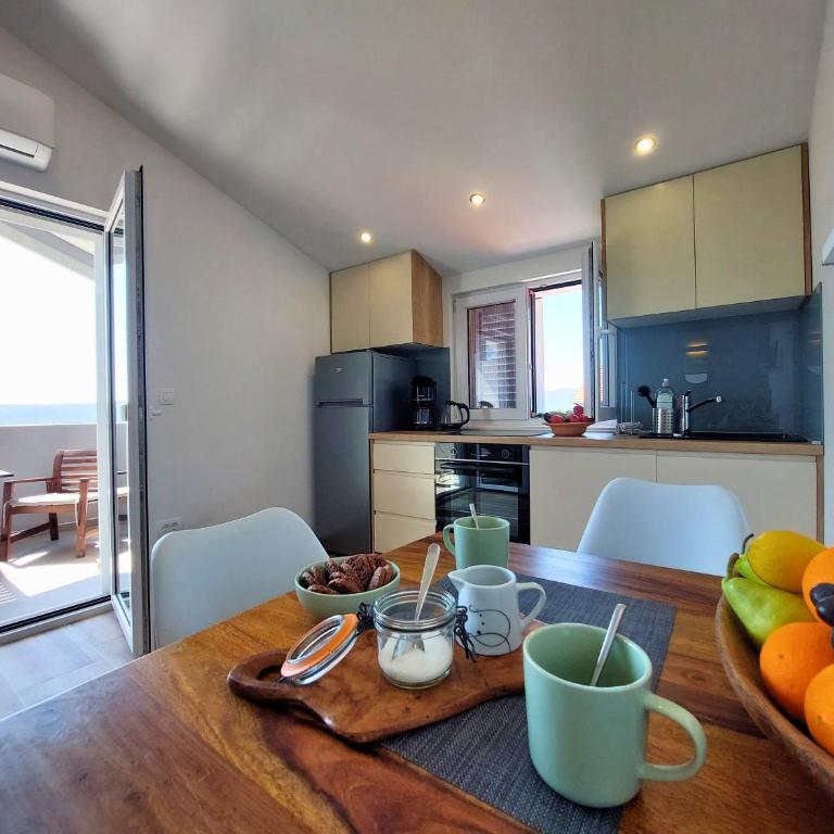 Mio Monte Apartments - Free Parking and Wi-Fi - Calm, Garden, See and Mountain View, Tivat - Porto Montenegro 2km - One-Bedroom Premium Apartment with Ocean View - 12