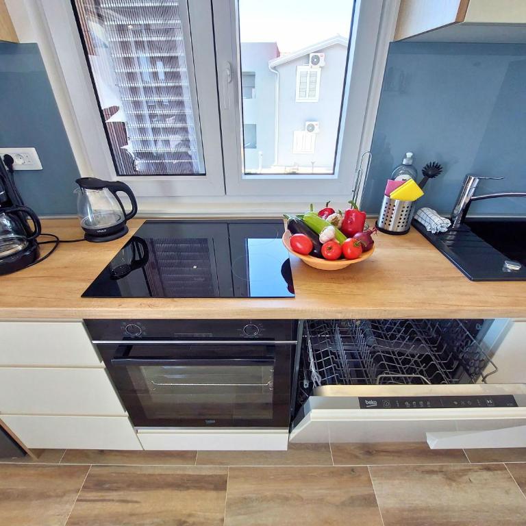 Mio Monte Apartments - Free Parking and Wi-Fi - Calm, Garden, See and Mountain View, Tivat - Porto Montenegro 2km - One-Bedroom Premium Apartment with Ocean View - 14