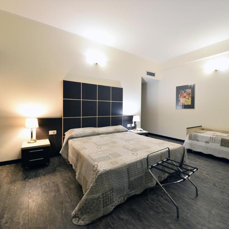 Hotel Ferrari - Camera Tripla Standard - 2