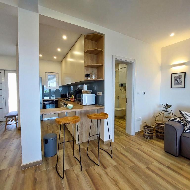 Mio Monte Apartments - Free Parking and Wi-Fi - Calm, Garden, See and Mountain View, Tivat - Porto Montenegro 2km - Two-Bedroom Deluxe Apartment with Ocean View - 22