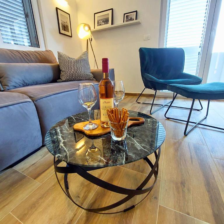 Mio Monte Apartments - Free Parking and Wi-Fi - Calm, Garden, See and Mountain View, Tivat - Porto Montenegro 2km - Two-Bedroom Deluxe Apartment with Ocean View - 10
