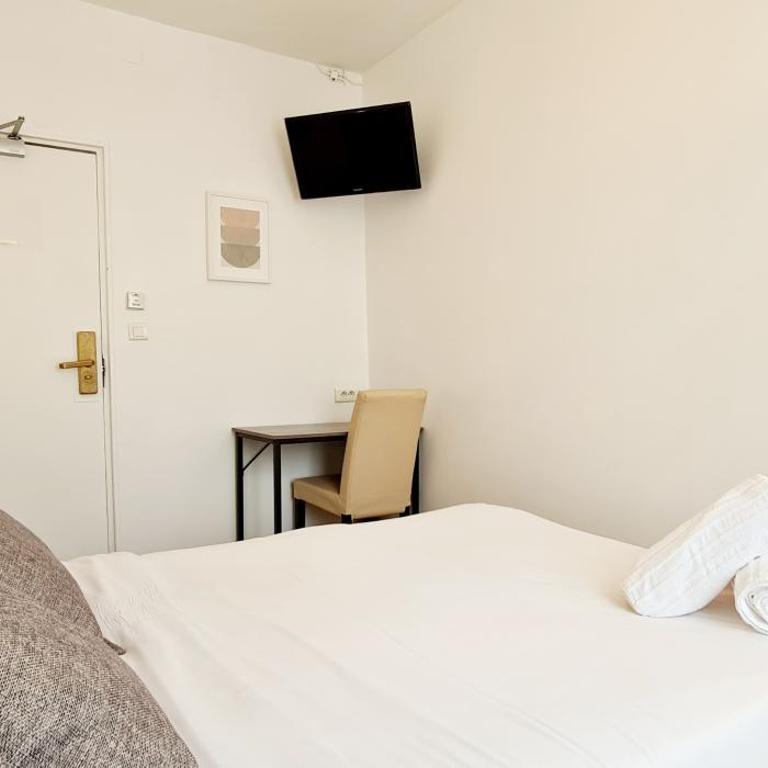 Hotel de France 18 - Chambre Double avec Salle de Bains Commune - 3