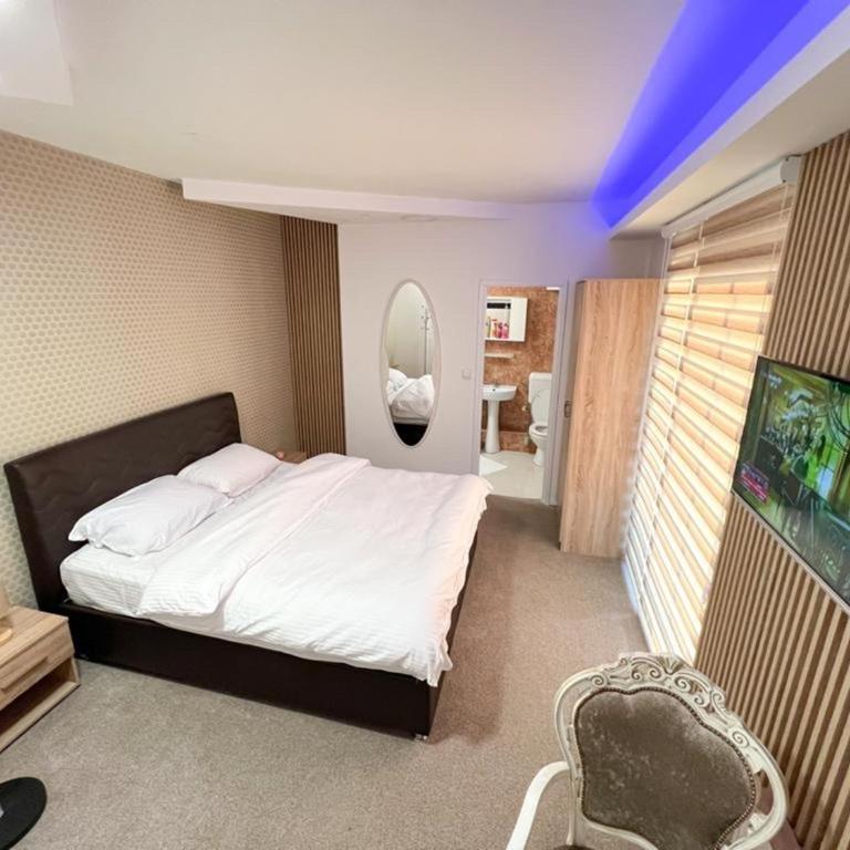 Room Gold - Dvokrevetna Soba sa Bračnim Krevetom i Balkonom - 1