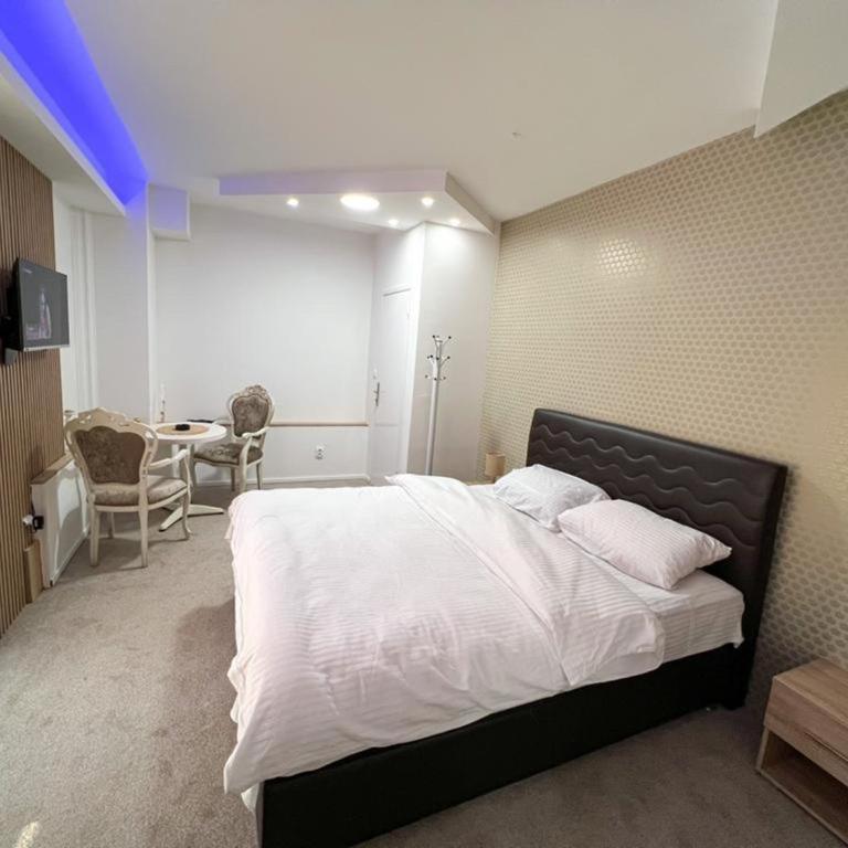 Room Gold - Dvokrevetna Soba sa Bračnim Krevetom i Balkonom - 9