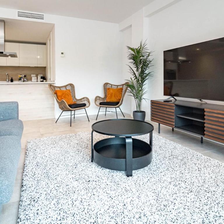 Bright 2-bedroom apartment with a terrace and pool - Two-Room Apartment - 2