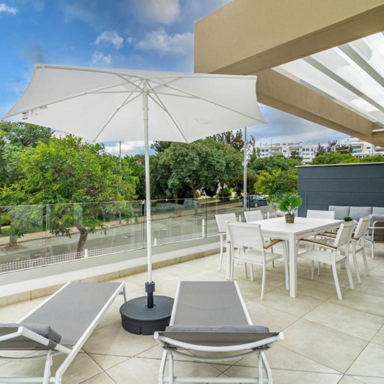 Bright 2-bedroom apartment with a terrace and pool - Two-Room Apartment - 11
