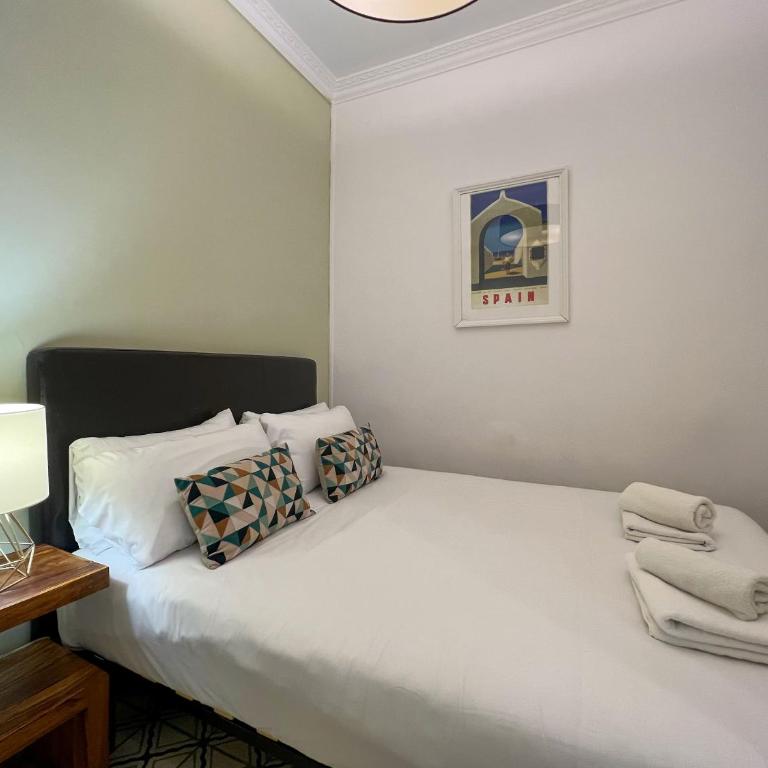 Stay U-nique Apartments Comte Urgell - Three-Bedroom Apartment - 15