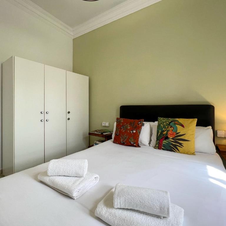 Stay U-nique Apartments Comte Urgell - Three-Bedroom Apartment - 17
