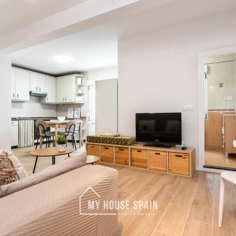 MyHouseSpain - Piso reformado con patio privado - Apartamento de 3 dormitorios - 1