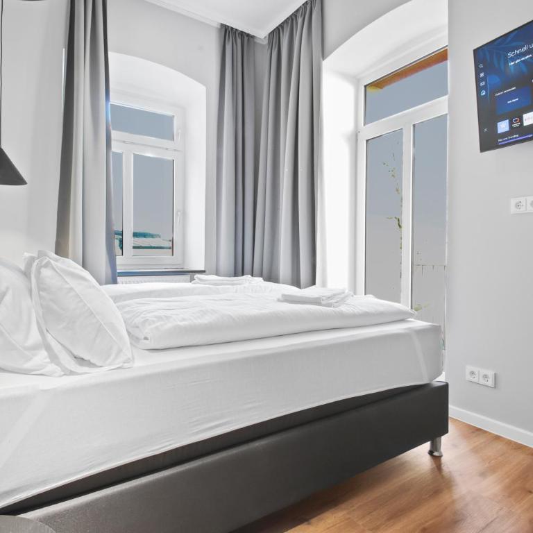 Flatista Homes - Luise - Three-Bedroom Apartment - 1