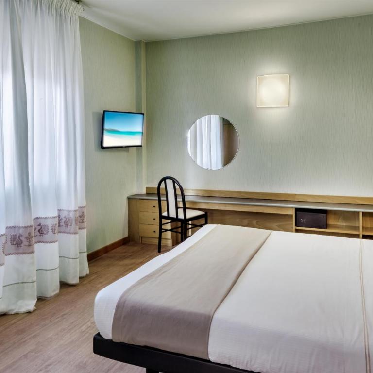 Best Western Hotel Residence Italia - Camera Quadrupla con 1 Letto Queen-Size e 2 Letti Singoli - 9