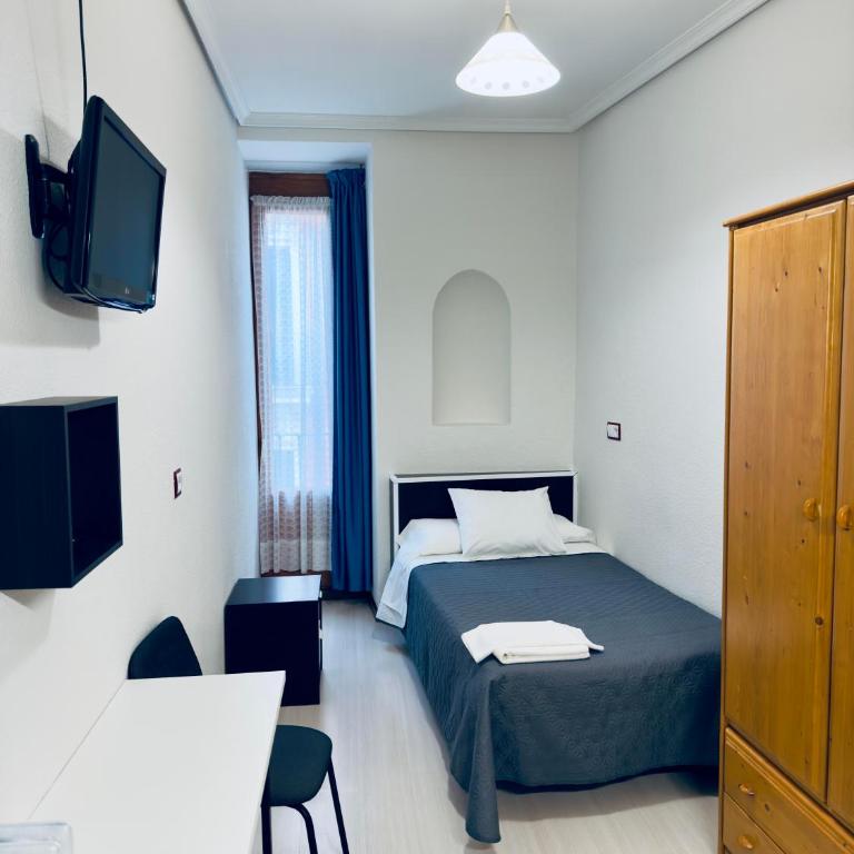 Hostal Conde De Alba - Single Room with Shared Bathroom - 4