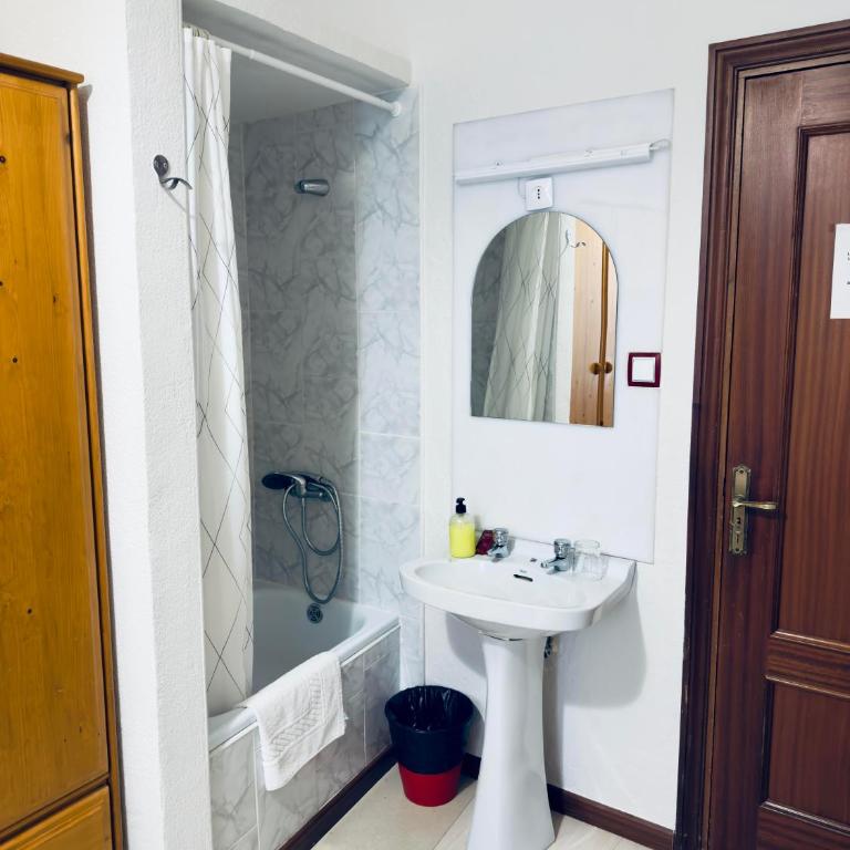 Hostal Conde De Alba - Single Room with Shared Bathroom - 7