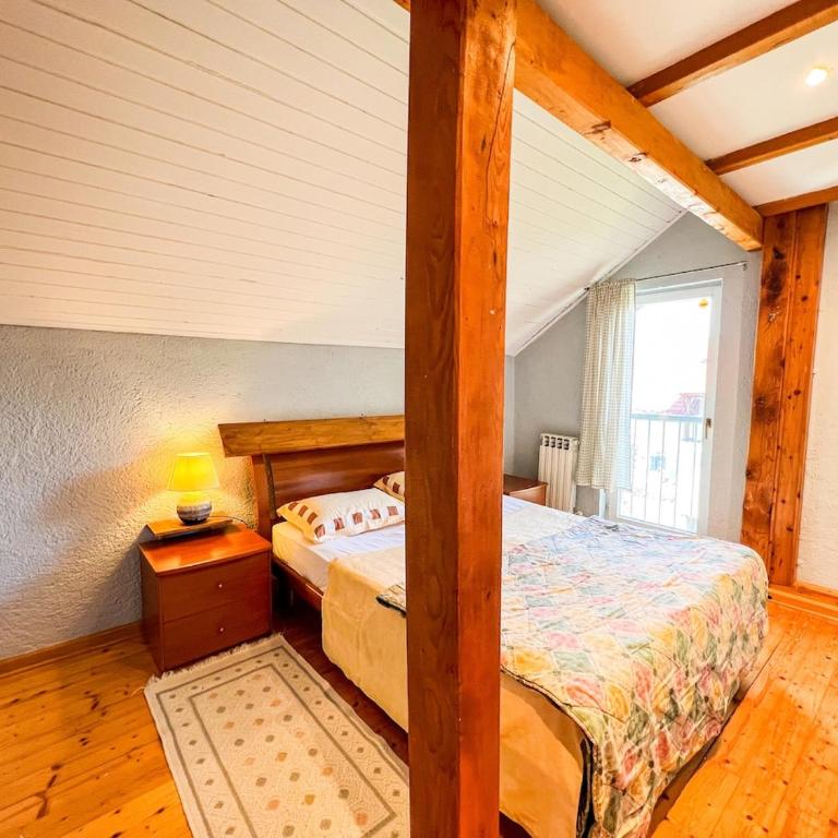 Wood & Light Loft Sarajevo - Private parking - Three-Bedroom Apartment with Balcony - 32