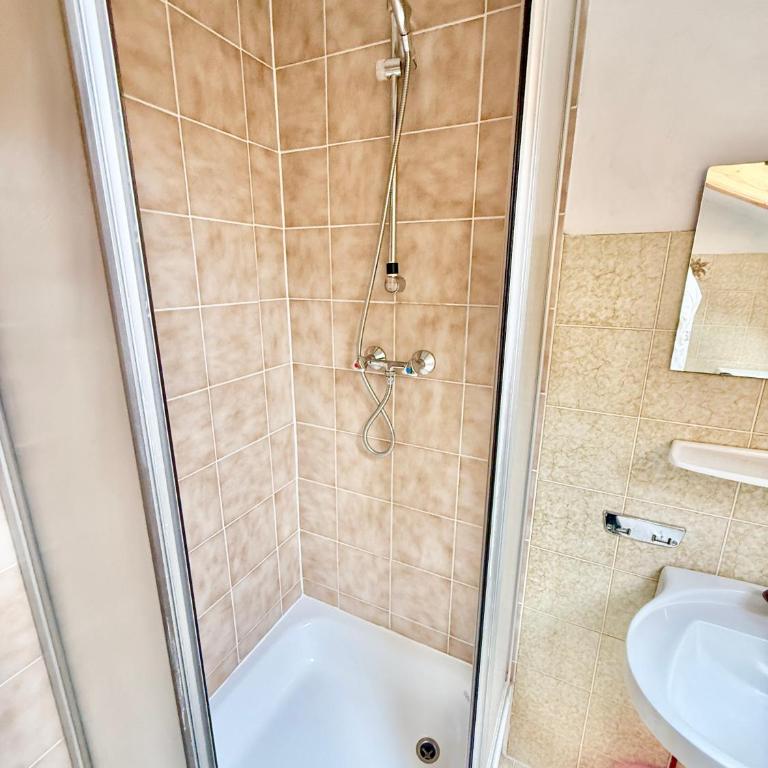 Apartmenthotel Karawankenblick - Free Parking - Apartment mit 3 Schlafzimmern und Meerblick - 19