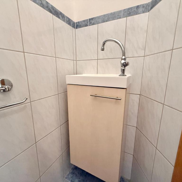 Apartmenthotel Karawankenblick - Free Parking - Apartment mit 2 Schlafzimmern, einem Balkon und Meerblick - 10