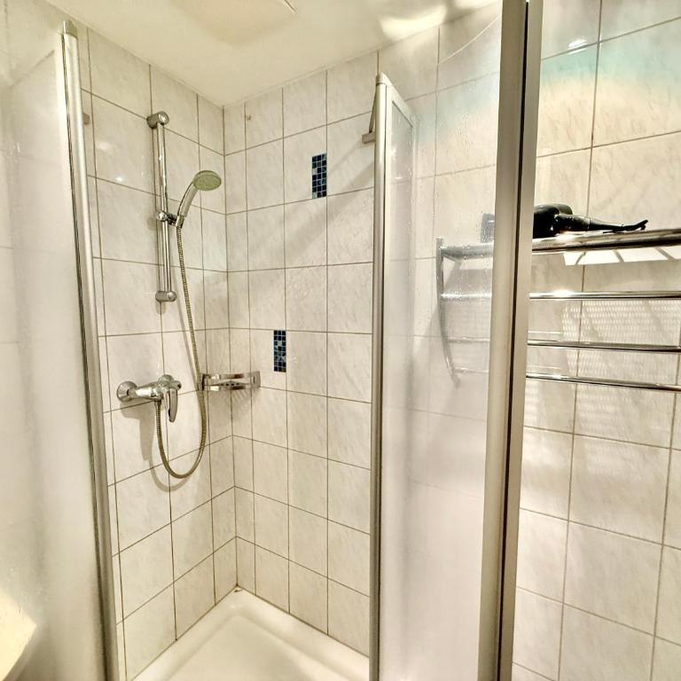 Apartmenthotel Karawankenblick - Free Parking - Apartment mit 2 Schlafzimmern, einem Balkon und Meerblick - 2