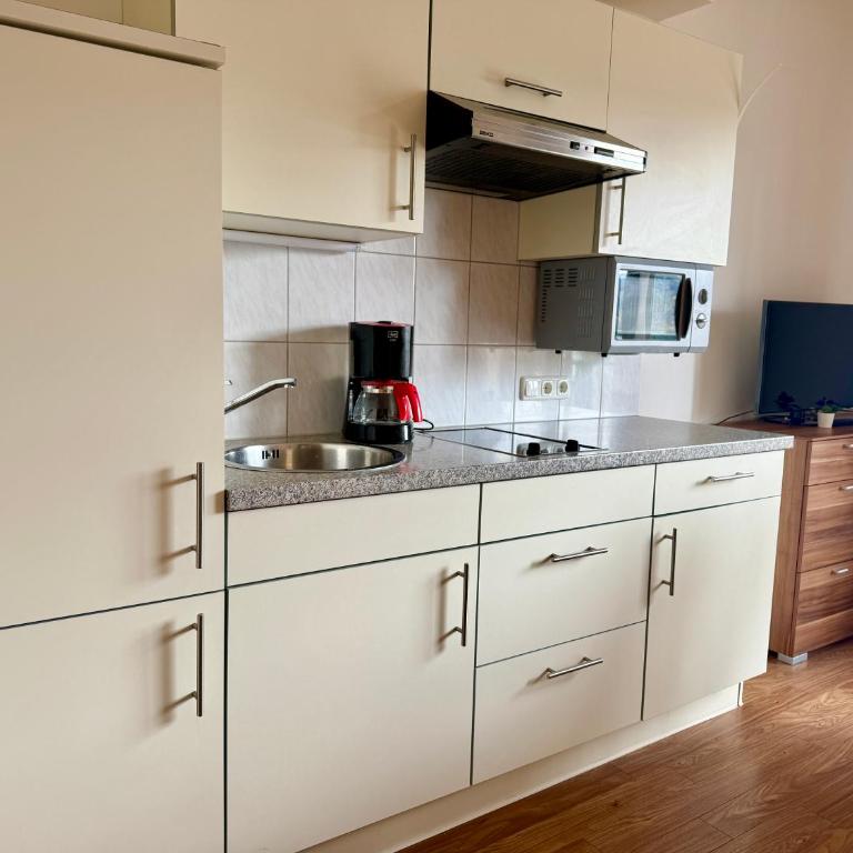 Apartmenthotel Karawankenblick - Free Parking - Apartment mit 2 Schlafzimmern, einem Balkon und Meerblick - 12