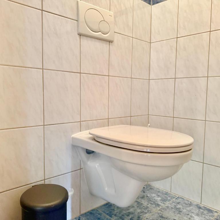 Apartmenthotel Karawankenblick - Free Parking - Apartment mit 2 Schlafzimmern, einem Balkon und Meerblick - 5