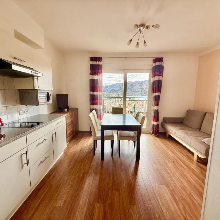 Apartmenthotel Karawankenblick - Free Parking - Apartment mit 2 Schlafzimmern, einem Balkon und Meerblick - 3