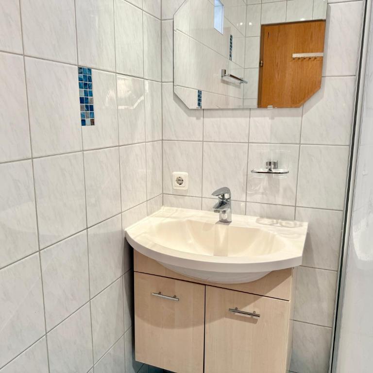 Apartmenthotel Karawankenblick - Free Parking - Apartment mit 2 Schlafzimmern, einem Balkon und Meerblick - 4