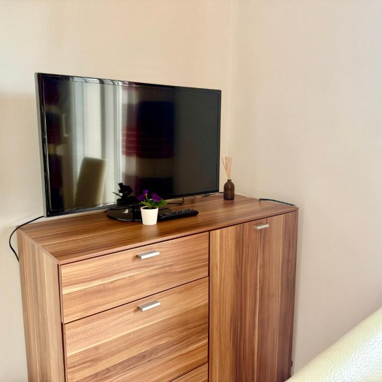 Apartmenthotel Karawankenblick - Free Parking - Apartment mit 2 Schlafzimmern, einem Balkon und Meerblick - 9