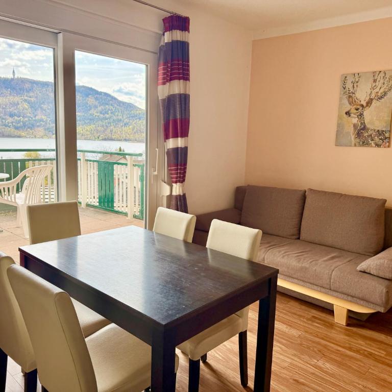 Apartmenthotel Karawankenblick - Free Parking - Apartment mit 2 Schlafzimmern, einem Balkon und Meerblick - 6