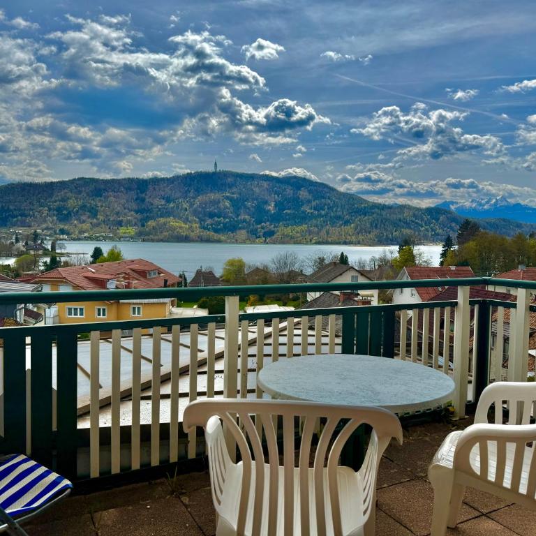 Apartmenthotel Karawankenblick - Free Parking - Apartment mit 2 Schlafzimmern, einem Balkon und Meerblick - 11