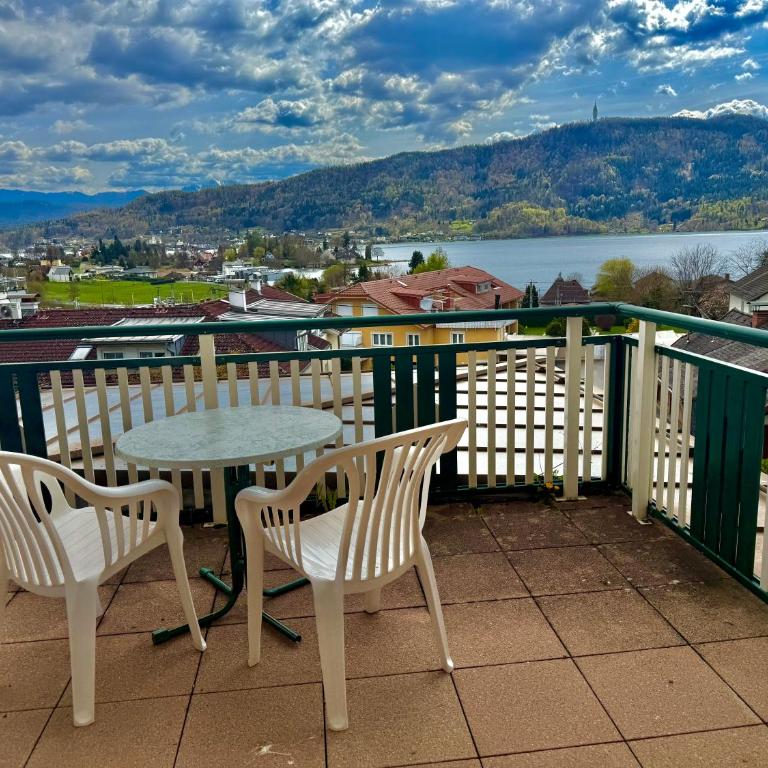 Apartmenthotel Karawankenblick - Free Parking - Apartment mit 2 Schlafzimmern, einem Balkon und Meerblick - 13